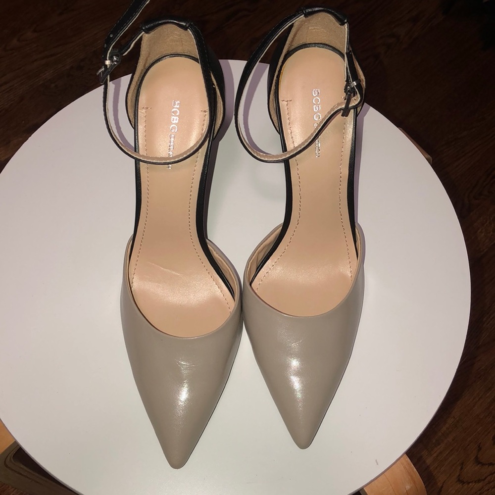 Pointy stiletto hell with strap